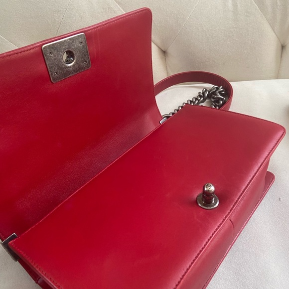 Chanel Classic Limited edition Medium Boy Red Embossed Leather Bag - Picture 8 of 15